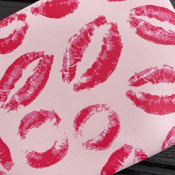 Ipsy - Pink Lip Print Cosmetic Bag 💋 - Picture 3 of 10